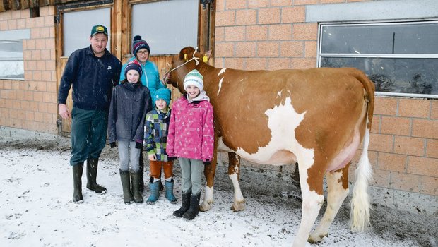 Ursula und Samuel Künzi mit den Kindern Leonie, Jasmin und Samuel. An der Halfter die Kuh Umberto Bajana.(Bilder Peter Fankhauser)