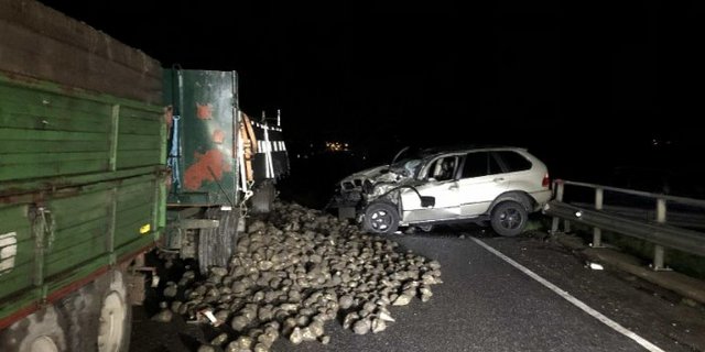 Der Autofahrer musste mit der Ambulanz ins Krankenhaus eingeliefert werden. (Bild Kantonspolizei Freiburg)