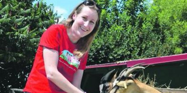 Andreea Manea beim Versorgen der Ziegen. Zusammen mit acht Angestellten kümmert sie sich um die 80 000 Besucher ihrer Kleitierfarm. Dafür ist sie an sieben Tagen die Woche täglich zehn Stunden im Einsatz. (Bild Marianne Stamm)