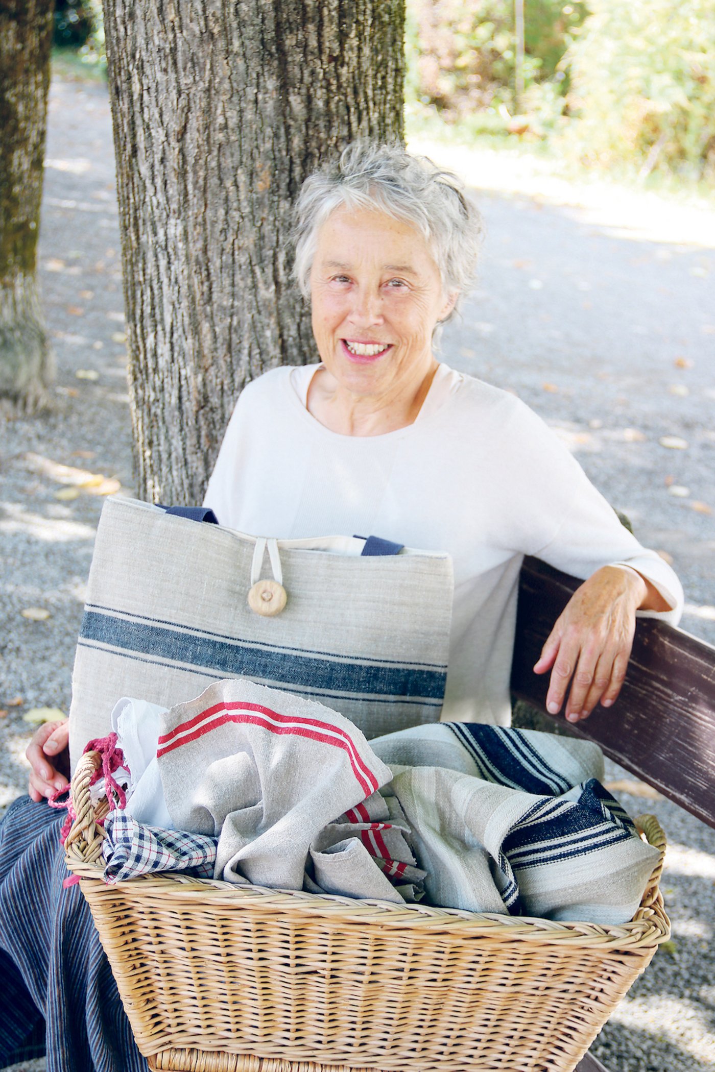 Eine Frau voller Ideen: Brigitt Kestenholz gibt alten Leinenstoffen, die sie in Schachteln, Kästen und in Estrichen auf Bauernhöfen findet, ein neues Gesicht.