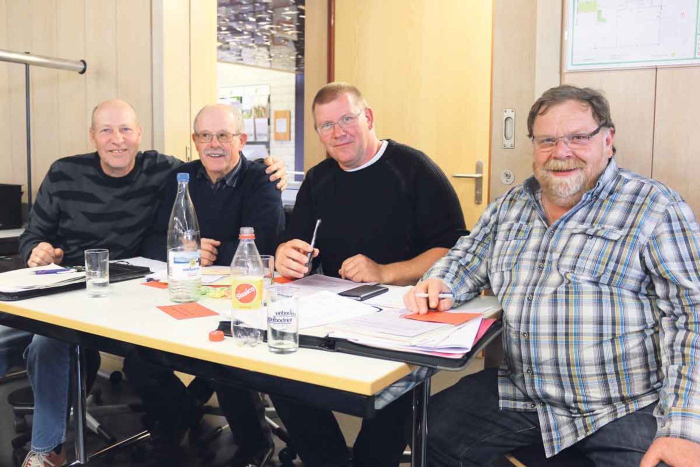 Michel Schaer, Jean Martin Gigandet, Francis Voiblet und Jean-René Bucher (v. l. n. r.) vom Syndicat Bellelay BE würden die Versammlung um die Hälfte verkürzen und in den geselligen Teil übergehen. (Bild  Simone Barth)