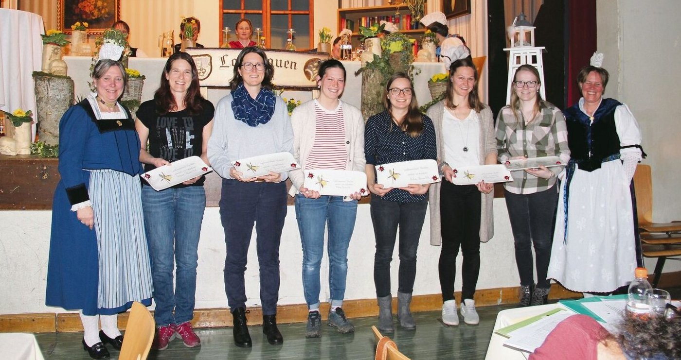 Sechs der neun frischgebackenen Bäuerinnen mit Fachausweis, flankiert von den beiden Co-Präsidentinnen.