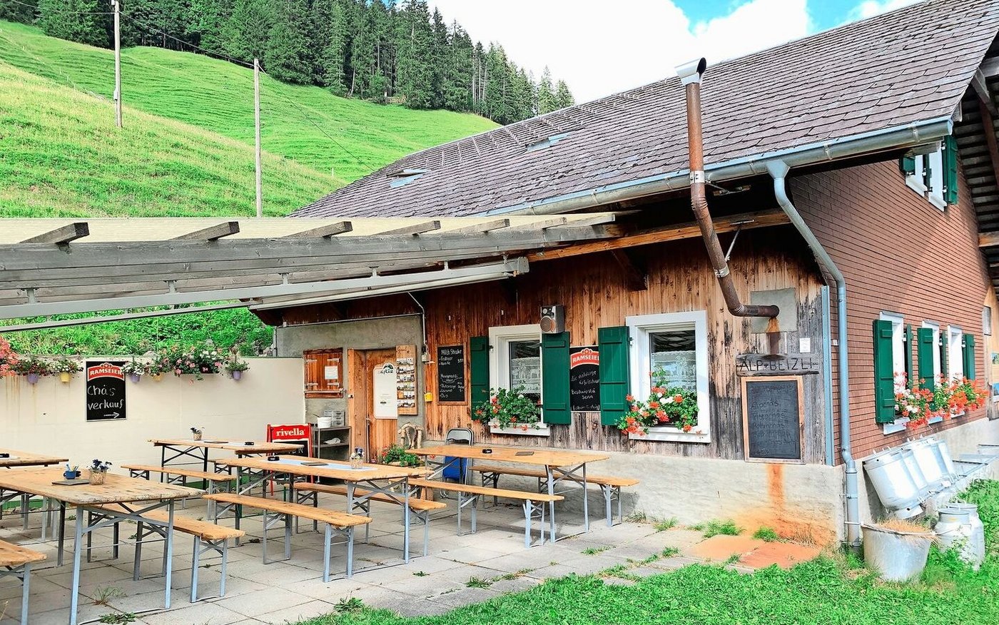 Mit dem Alpbeizli am viel begangenen Wanderweg waren Müllers vor vielen Jahren Pioniere. Damals habe es noch kaum Auflagen für den Bau des Aussenbereichs gegeben. 