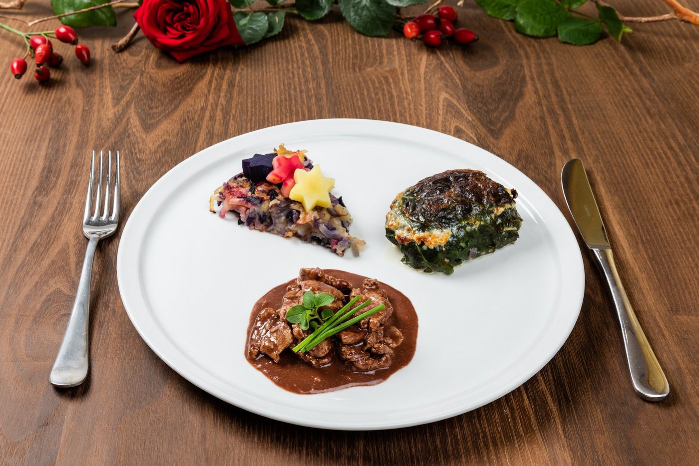 Geschnetzeltes Lammfleisch mit farbiger Rösti und Krautstiel-Gratin. (Bilder SRF/Ueli Christoffel)