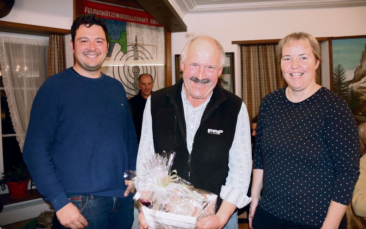 Fridolin Roth (Mitte) war 28 Jahre im Vorstand der Obstproduzentenvereinigung Schwarzbubenland. Links der neue Präsident Benjamin Meier, rechts Aktuarin Cornelia Heiniger.