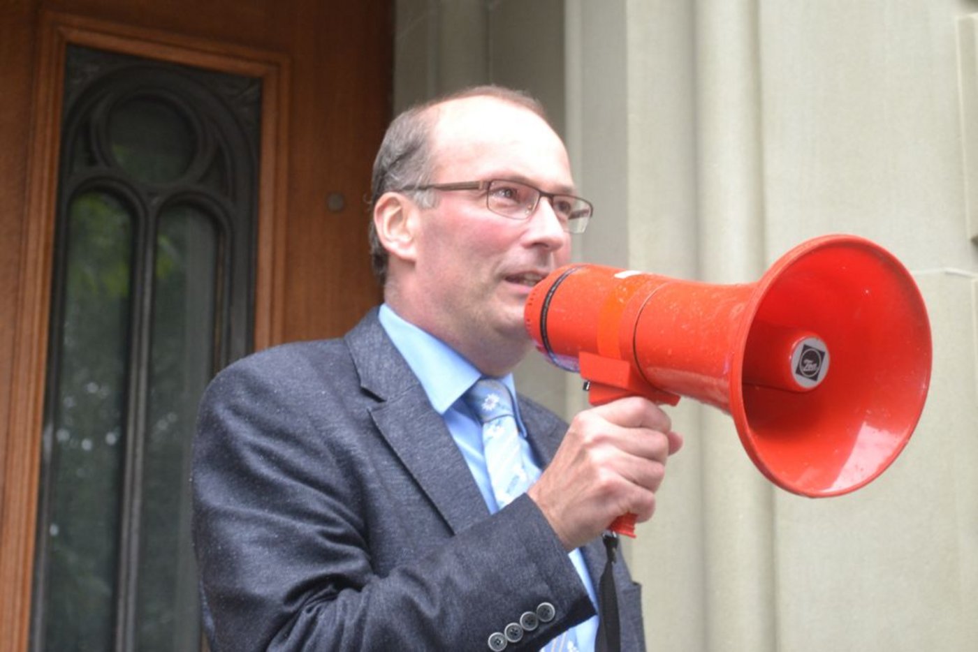 «Ich bin extrem stolz»: Markus Ritter wendet sich bei der Unterschriftenübergabe an die angereisten Bauern und Bäuerinnen. (Bild: Jeanne Woodtli)