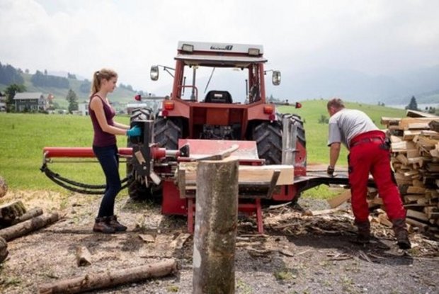 Bei der Arbeit auf dem Bauernhof sammeln Jugendliche viele neue Eindrücke. (Bild zVg/Agriviva)
