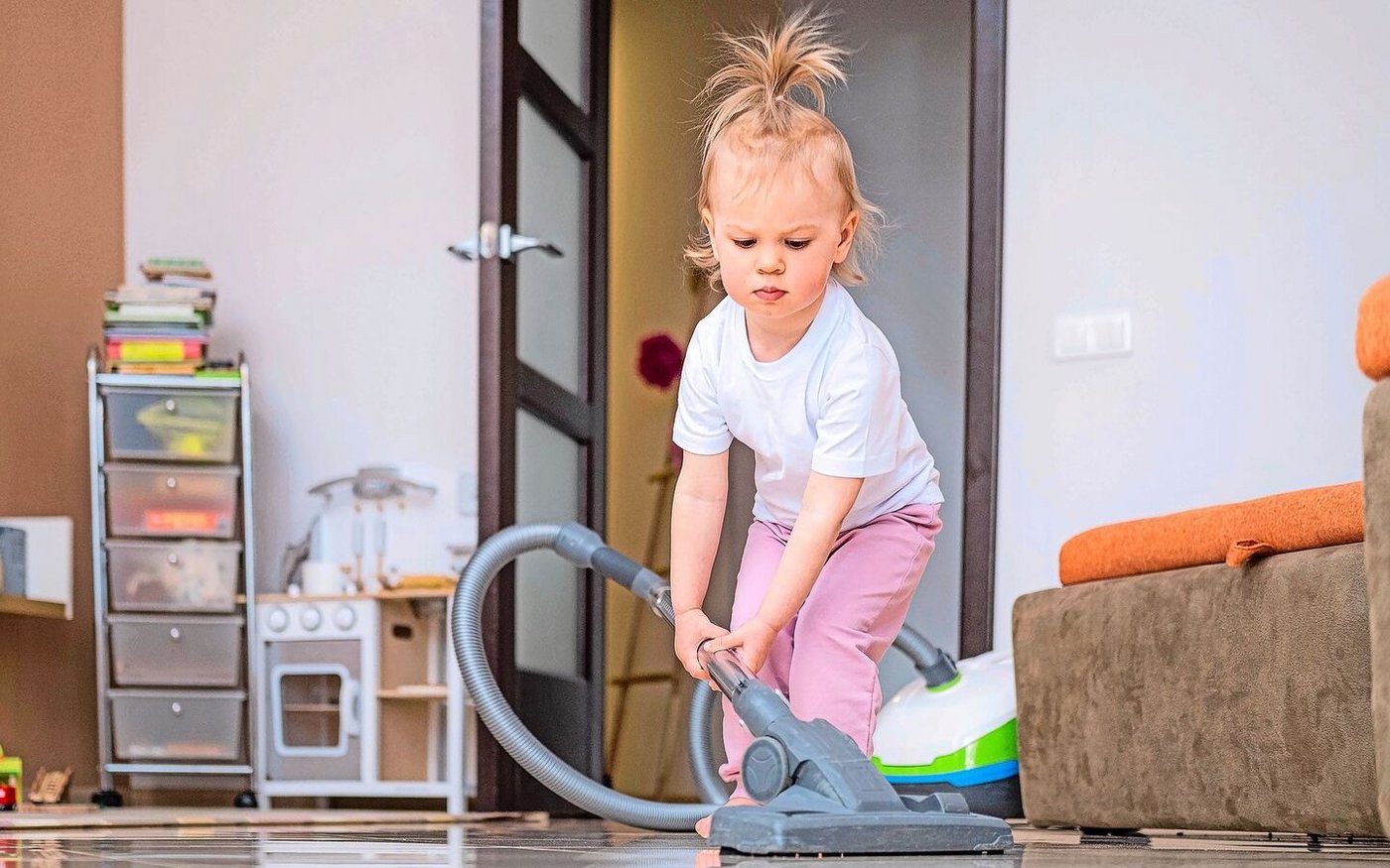 Zum ersten Mal staubsaugen: Nicht das Ergebnis zählt, sondern die Erfahrung. 