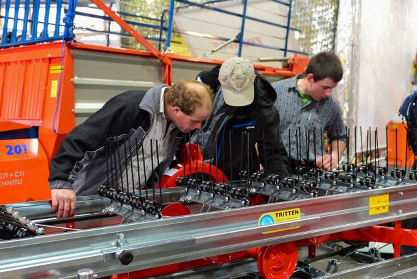 Diese drei Besucher an der Tier & Technik schauen ganz genau hin. (Bilder Daniela Ebinger / Tier & Technik)