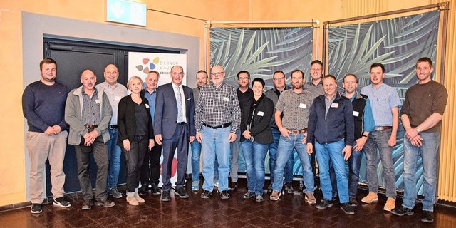 Der Präsident Jürg Iseli (sechster v. l.), umringt vom kleinen Vorstand, von den abtretenden Vorstandsmitgliedern, den neu gewählten Vorstandsmitgliedern vom kleinen und vom grossen Vorstand.