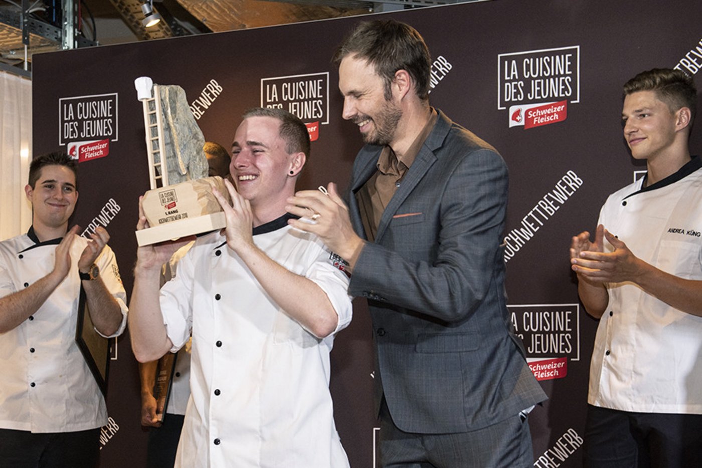 Der Gewinner mit Trophäe. (Bilder Proviande)