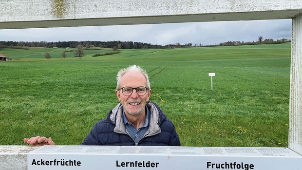 Heiri Hebeisen hat den Durchblick im Pflanzenschutz. Das Bild zeigt ihn vor einem Versuchsfeld am BBZN Hohenrain. 