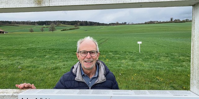 Heiri Hebeisen hat den Durchblick im Pflanzenschutz. Das Bild zeigt ihn  vor einem Versuchsfeld am BBZN Hohenrain. 