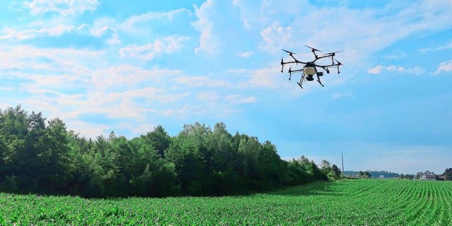 Drohnen arbeiten schnell, bodenschonend und exakt. Mit Nutzlasten bis 100 kg sind sie zudem sehr schlagkräftig. 
