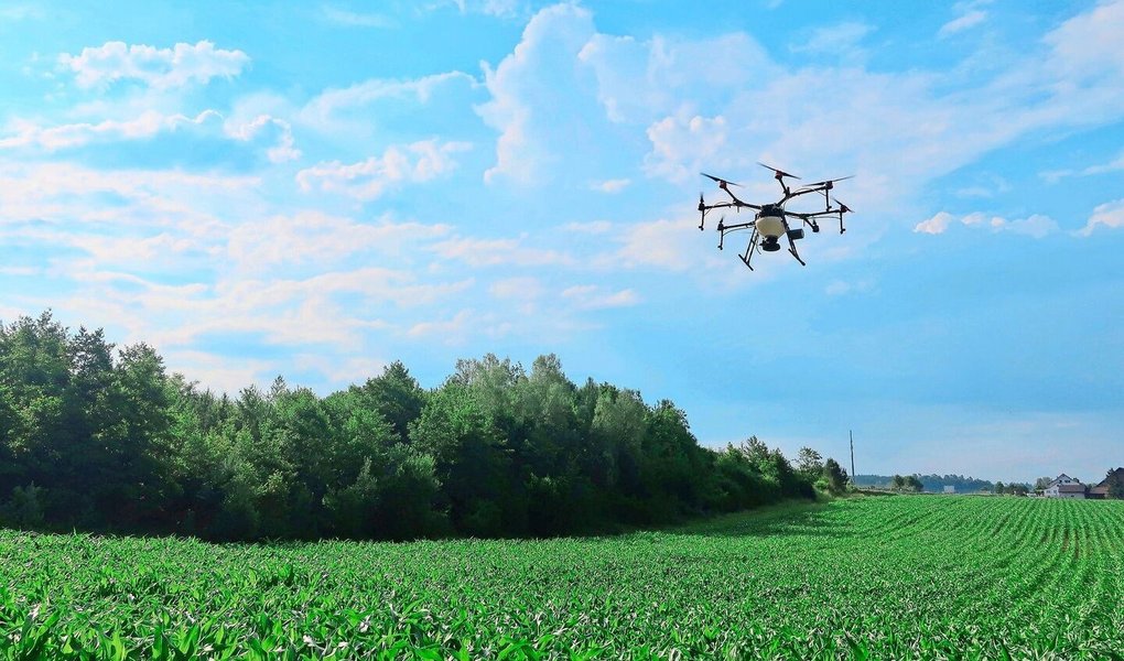 Drohnen arbeiten schnell, bodenschonend und exakt. Mit Nutzlasten bis 100 kg sind sie zudem sehr schlagkräftig. 