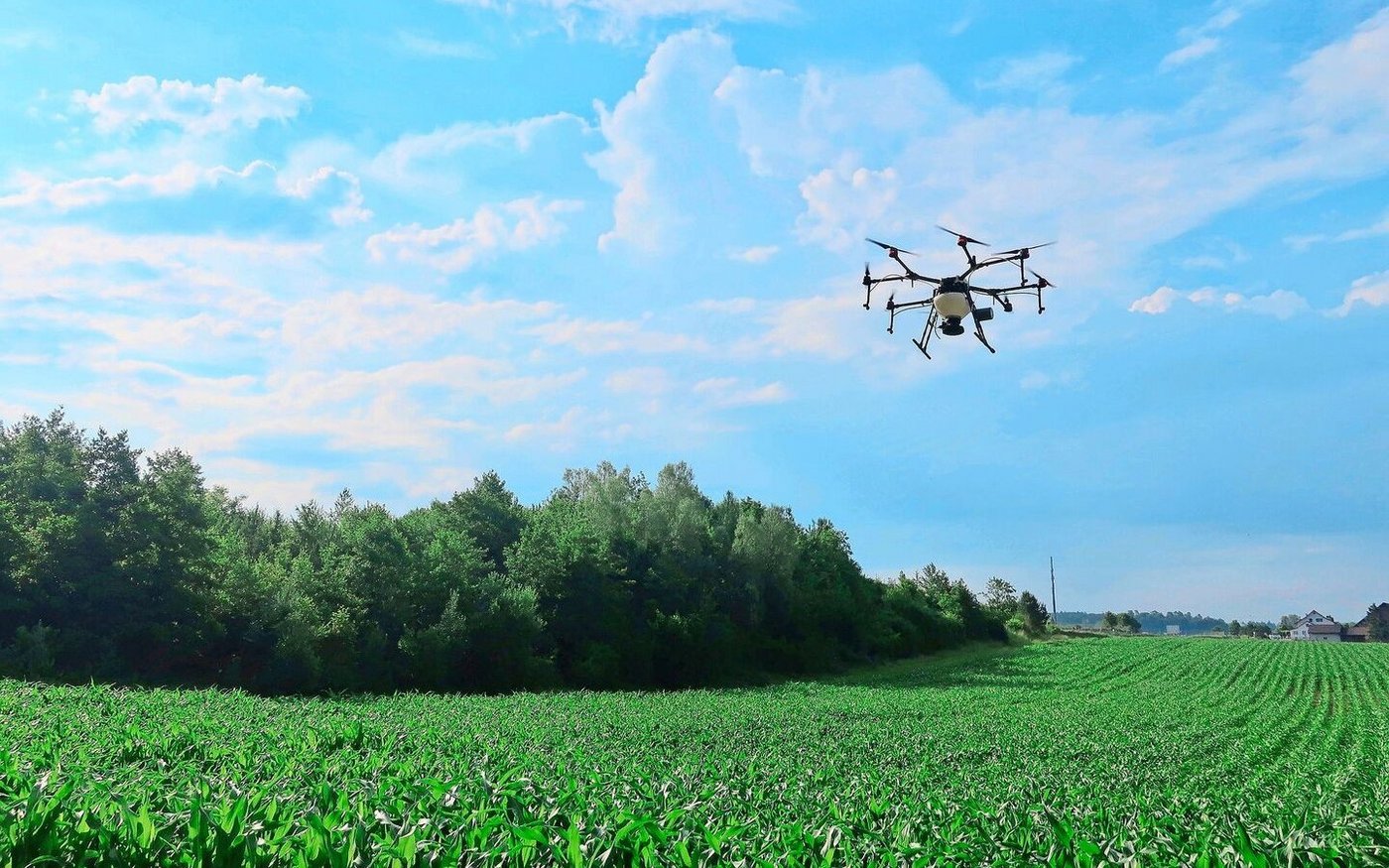 Drohnen arbeiten schnell, bodenschonend und exakt. Mit Nutzlasten bis 100 kg sind sie zudem sehr schlagkräftig. 