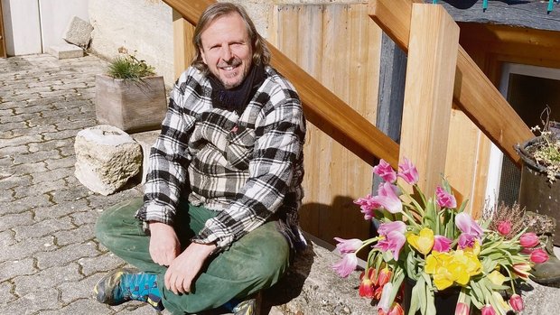 Thomas Disch gab vor fünf Jahren seinen Job als Informatiker auf. Seither bewirtschaftet er den eigenen Hof und setzt dabei auf verschiedene Standbeine.