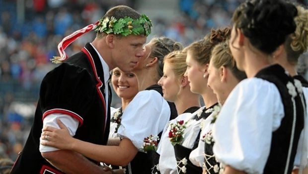 Matthias Sempach, hier 2014 an der Siegerehrung des Eidgenössischen Schwing- und Älplerfestes 2014, übernimmt nun einen Bauernhof. (Bild Andy Mettler)