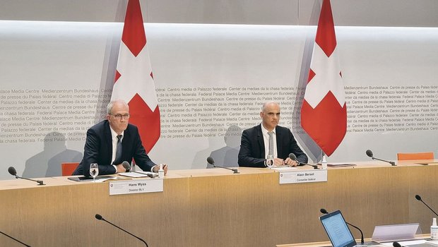 Bundesrat Alain Berset (r.) und der Direktor des Bundesamts für Lebensmittelsicherheit und Veterinärwesen Hans Wyss an der Medienkonferenz.