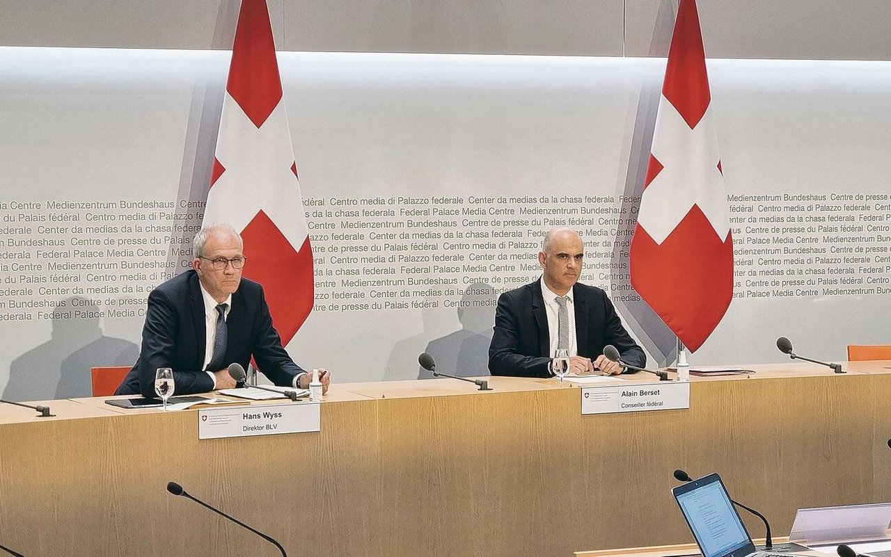 Bundesrat Alain Berset (r.) und der Direktor des Bundesamts für Lebensmittelsicherheit und Veterinärwesen Hans Wyss an der Medienkonferenz.