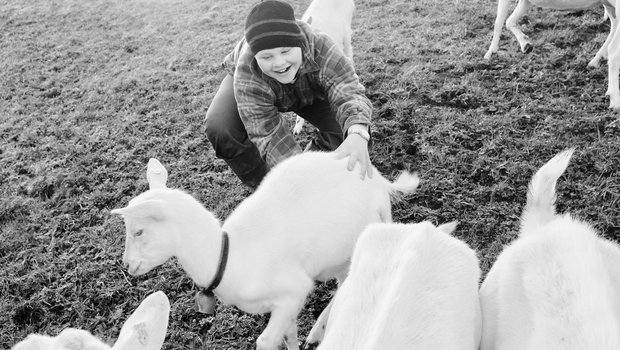 «Sie nehmen mich so, wie ich bin»: Cornelia Oberli liebt die Ziegen dafür. Zu ihnen hat sie eine ganz besondere Beziehung. (Bild Pinaki)