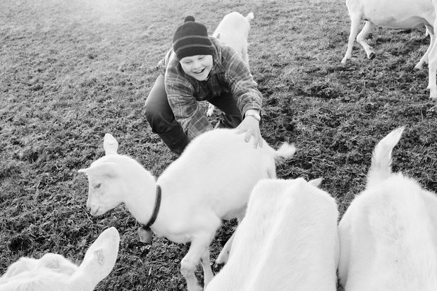 «Sie nehmen mich so, wie ich bin»: Cornelia Oberli liebt die Ziegen dafür. Zu ihnen hat sie eine ganz besondere Beziehung. (Bild Pinaki)