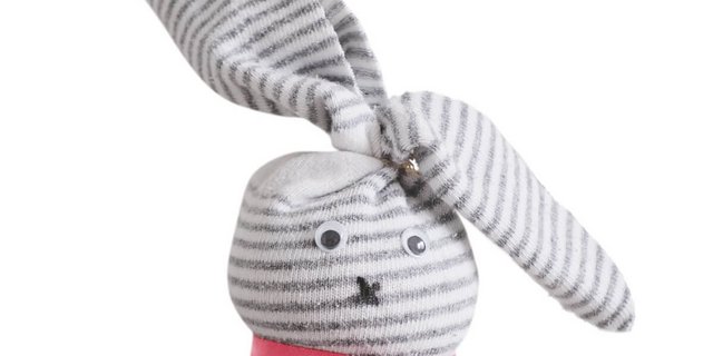 Bastle dir aus einer einsamen Socke einen lustigen Hasen. (Foto: flora-press)