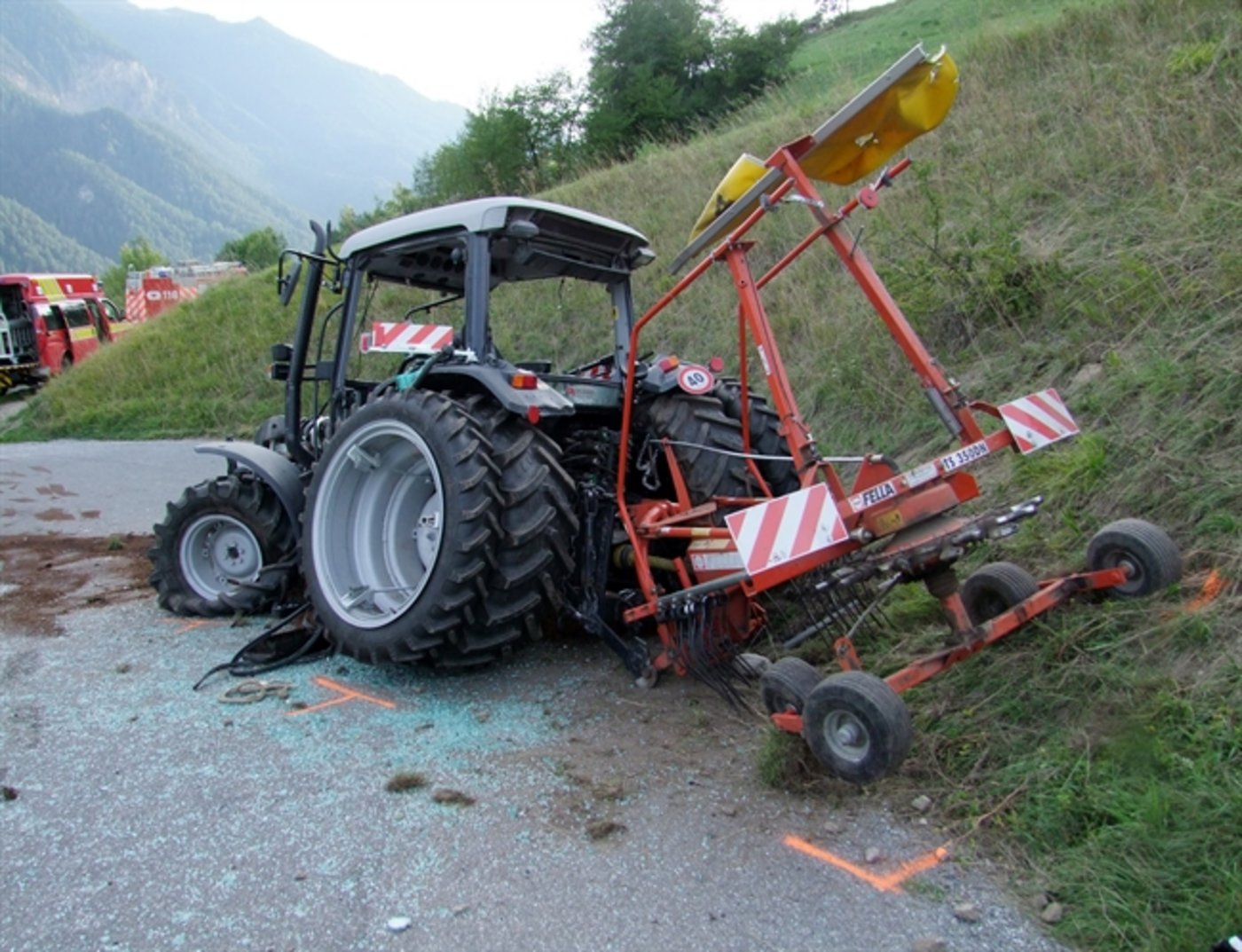 er stark beschädigt. Ein Abschleppdienst ...