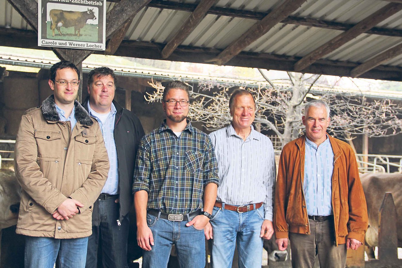 Sie waren an der Martini-Preissekonferenz dabei (v. l. n. r.): ZBV-Betriebswirtschaftsberater Christoph Hagenbuch, ZBV-Geschäftsführer Ferdi Hodel, die Gastgeber Kaspar und Martin Locher sowie Hans Frei, Präsident ZBV und Vizepräsident SBV. (Bild Christian Weber)