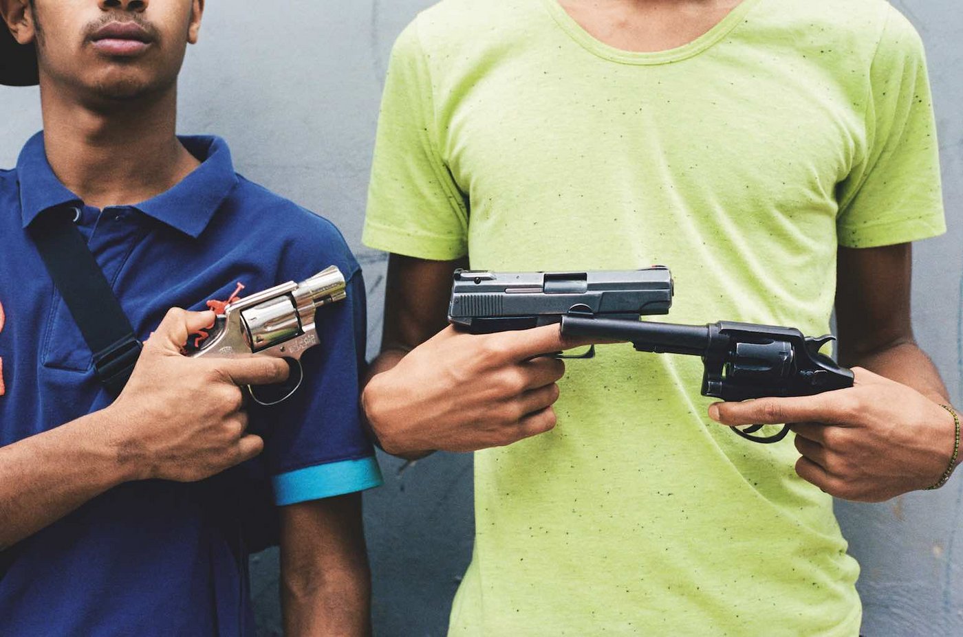 Venezuelas Parlamentspräsident lehnt sich Anfang 2019 der gegen Staatschef Nicolas Maduro auf. Wie schlecht es dem lateinamerikanischen Land geht, zeigen Bilder aus der Hauptstadt Caracas von 2018: Menschen bewaffnen sich.  © Swiss Press Photo (Bild Roland Pizzoferrato)