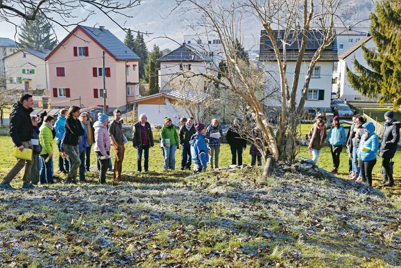 Die Kursteilnehmenden bekamen am Einführungstag zur Permakultur am Plantahof einen ersten Einblick in diese Anbautechnik.(Bild Reto Betschaft)