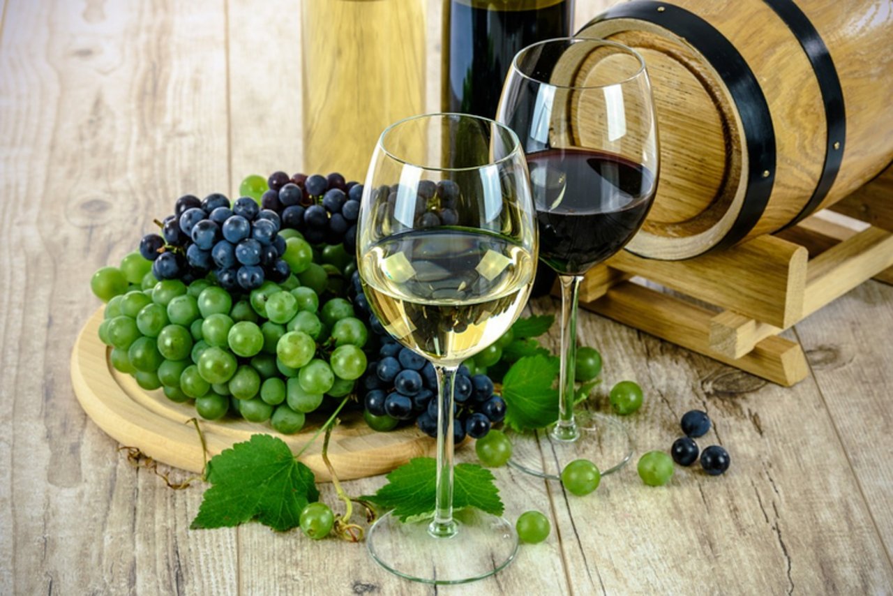 Die kleine Schweiz bietet eine grosse Vielfalt an regionalen Spezialitäten und hervorragenden Weinen. Am Grand Prix du Vin Suisse würden dieses Jahr über 3000 Weine beurteilt.. (Bild pd)