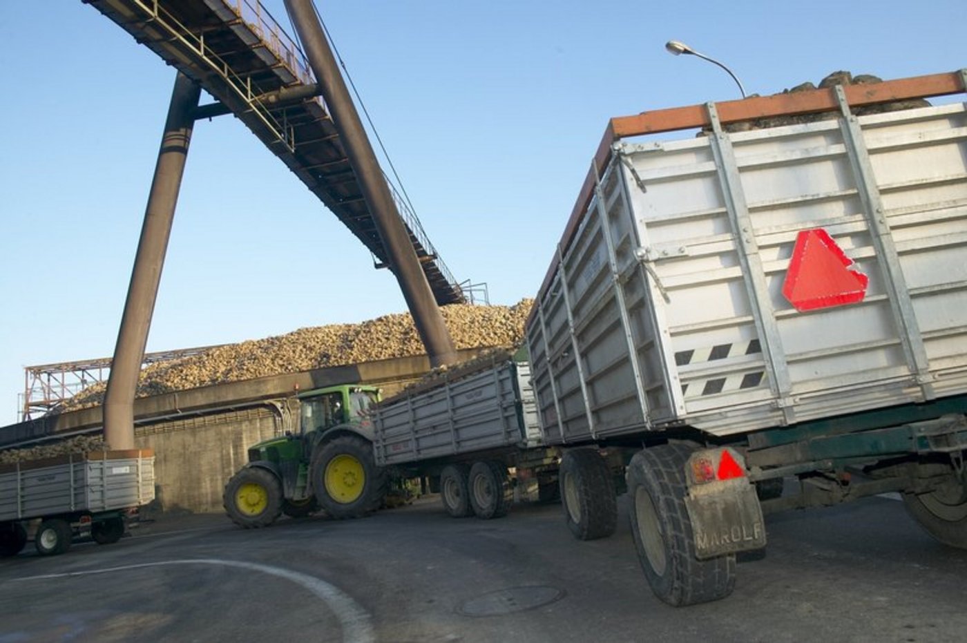 Nach dem Verlad werden die Rüben nach Aarberg zur Zuckerfabrik gefahren. (Symbolbild BauZ)