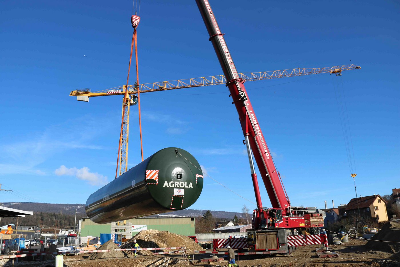 Langsam wird der Tank mittels Kran zum Loch bewegt. 