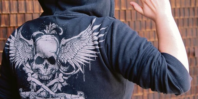 Um alles in der Welt anders sein als die eigenen Eltern: andere Kleider, andere Sprache, andere Gesten. Das ist Pubertät und laut Fachpersonen voll normal.(Symbolbild Agnes Schneider Wermelinger)