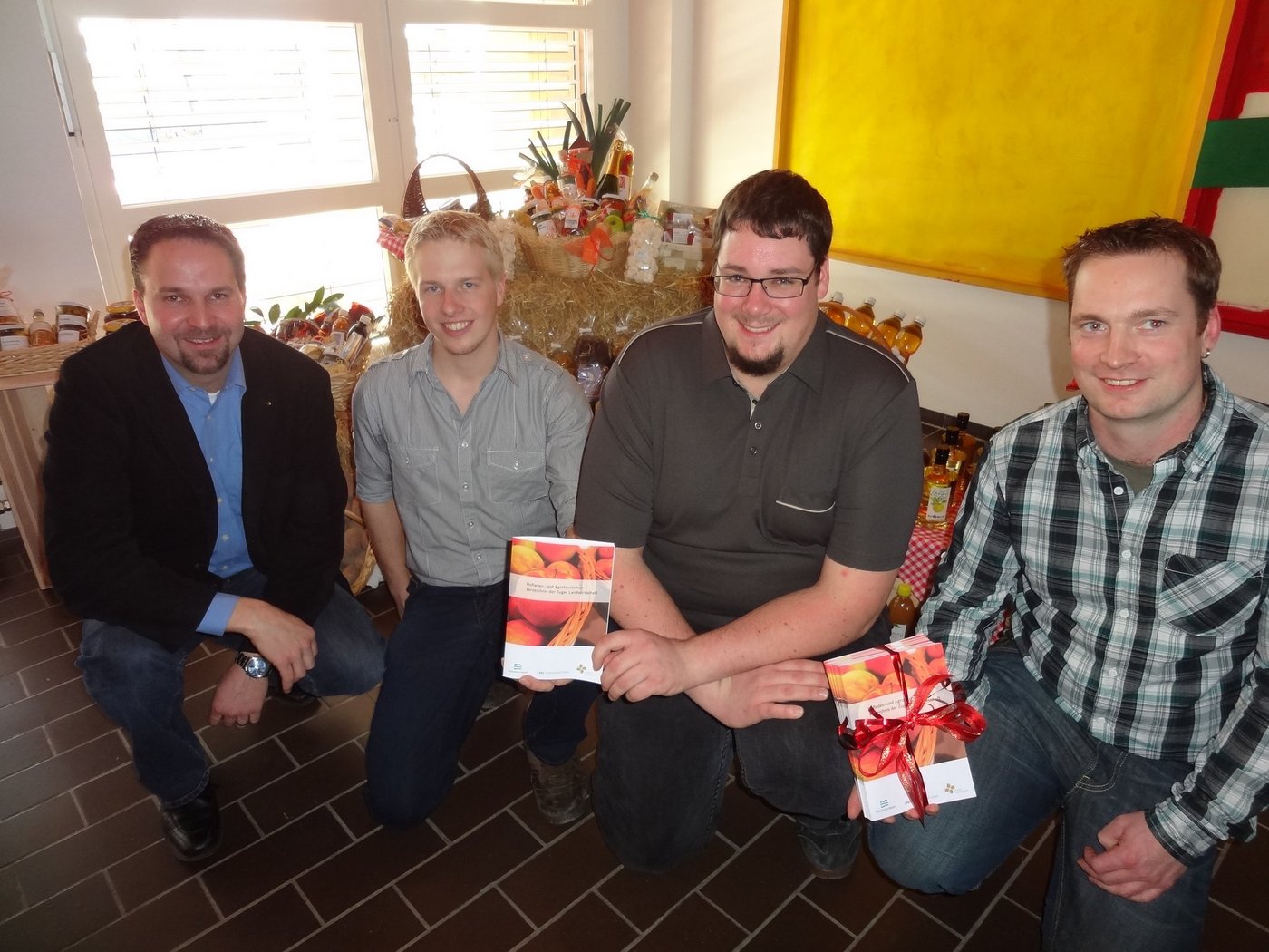 Martin Pfister vom Schluchthof, die angehenden Agrotrechniker Josef Frey und Patrick Bühler sowie André Rüttimann vom Zuger Bauenrnverband (v.l.) präsentieren die neue Broschüre 