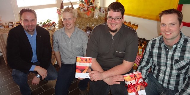 Martin Pfister vom Schluchthof, die angehenden Agrotrechniker Josef Frey und Patrick Bühler sowie André Rüttimann vom Zuger Bauenrnverband (v.l.) präsentieren die neue Broschüre 