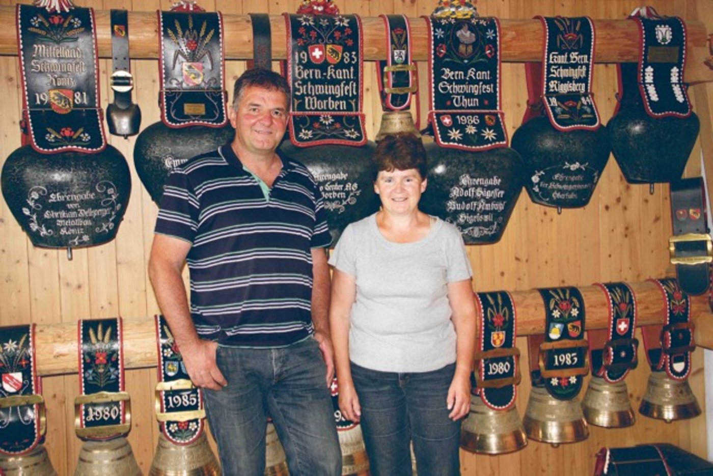 Eine ganze Wand im Wohnzimmer gehört den zahlreichen Glocken und Treicheln, die der Schwinger in seiner Karriere aus den Gabentempeln nach Hause nehmen konnte. Sie zeugen vom Erfolg. Ehefrau Margrit hat Fritz Lehmann während der Aktivzeit stets unterstützt. 