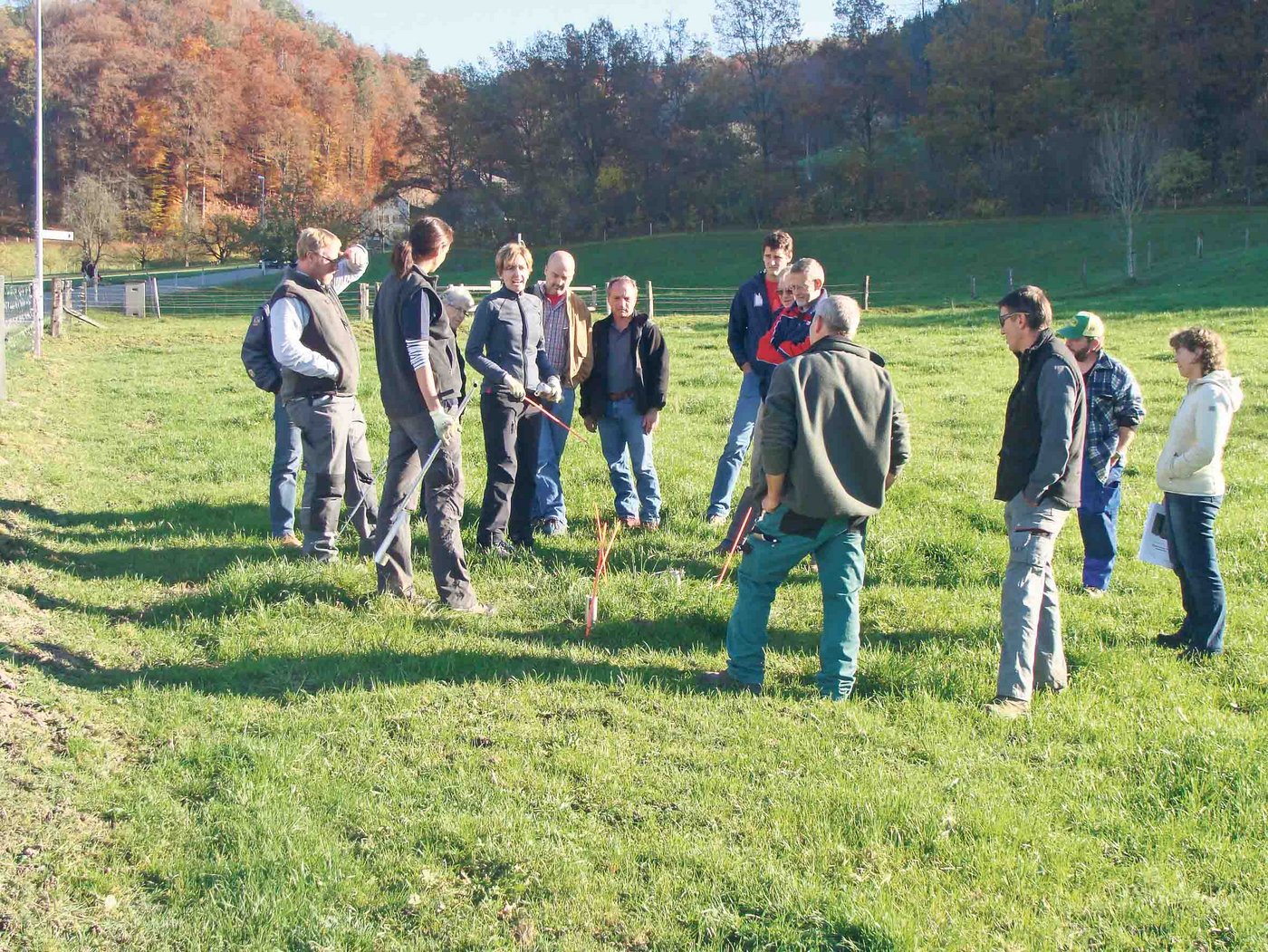 Esther Manser von Andermatt Biocontrol AG schulte die Kursteilnehmenden im Handwerk des Mäusefangens. (Bild Daniel Schnegg) 