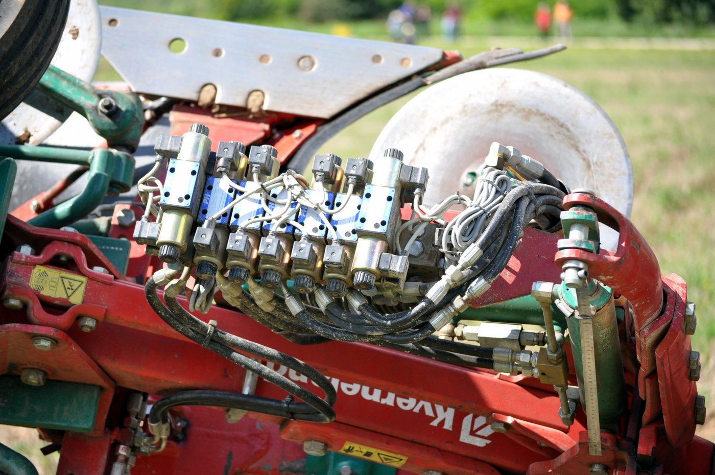 Erheblich mehr Technik als an einem gewöhnlichen Pflug hängt an einem Sportpflug.