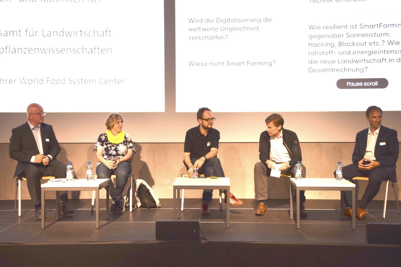 An der Podiumsdiskussion (v.l.n.r.): Bernard Lehmann (BLW-Direktor), Rosmarie Fischer-von Weissenfluh (Landwirtin), Martijn Sonnevelt (Moderator), Ueli Voegeli (Strickhof-Direktor), Achim Walter (ETH-Prof. Kulturwissenschaften). (Bild Katrin Erfurt)