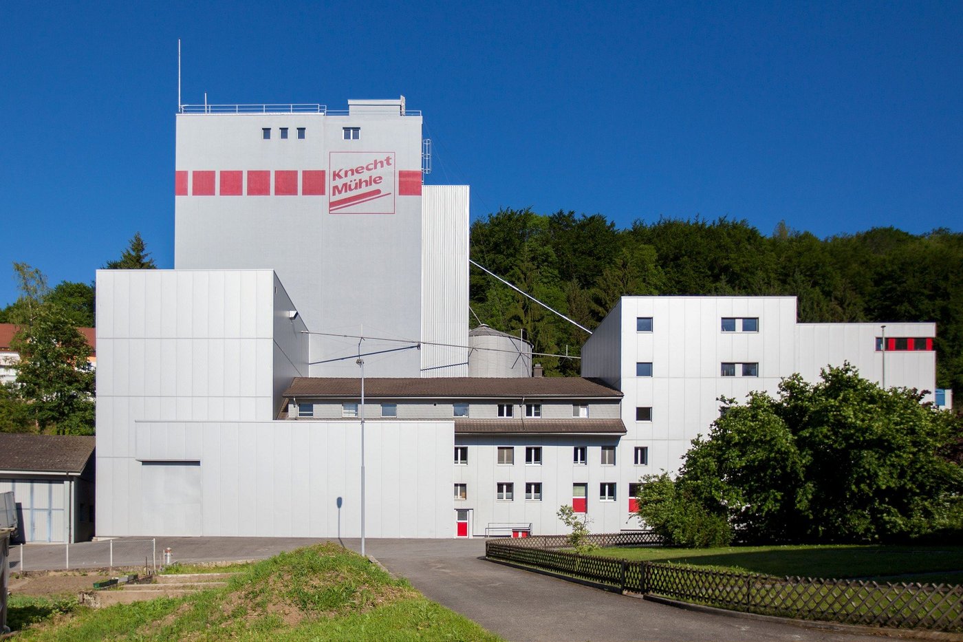 Die Knecht Mühle ist eine bedeutende Mehlmühle und Getreidesammelstelle. (Bild zVg)