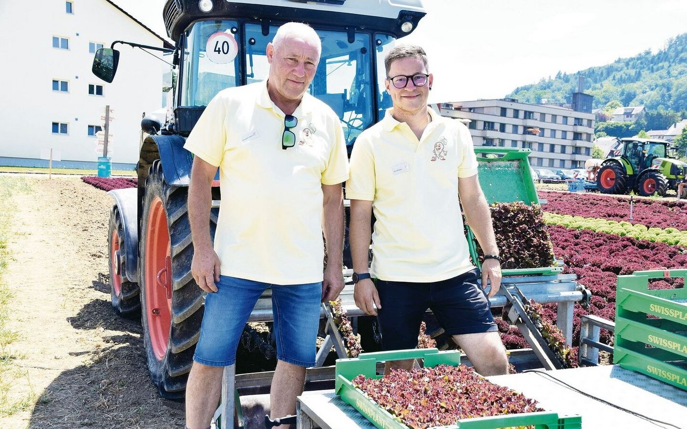Der dritte Betrieb von Betriebsleiter Hanspeter Rohrer (links) war in Belp. Hier mit seinem Angestellten Gian Dietrich, der Bereichsleiter bei den Beeren- und Gewächshauskulturen ist. 