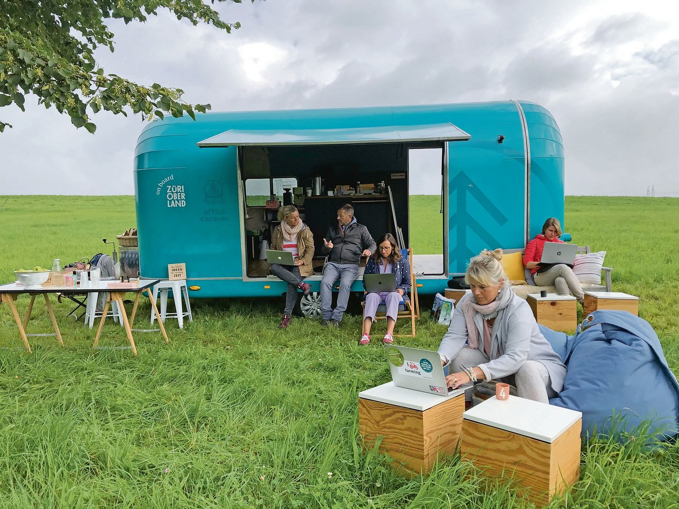 Die Teilnehmer(innen) des Co-Working-Tags im Zürcher Oberland arbeiten in der Natur statt im Büro. Als Infrastruktur dienen der Office Caravan und der nahe ​​​​​​​gelegene Rickhof. (Bilder Esther Thalmann)