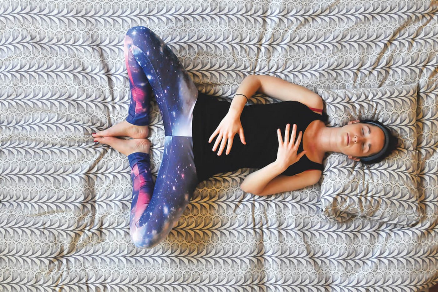 Beine nah am Körper aufstellen, Knie auseinanderkippen lassen, Fusssohle an Fusssohle legen. Eine Hand auf die Brust, die andere auf den Bauch. Einige tiefe Atemzüge so bleiben.