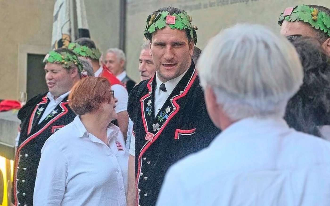 Armon Orlik in der Menge. Der neue Schwingerkönig hat dem Erreichen dieses Titels alles untergeordnet. Nun ist er am Ziel angekommen.  