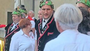 Armon Orlik in der Menge. Der neue Schwingerkönig hat dem Erreichen dieses Titels alles untergeordnet. Nun ist er am Ziel angekommen.  