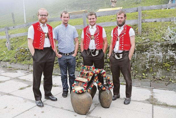 Ein neuer Wind weht auf der Alp Malix Das neue Team der Alp Malix (v. l. n. r.): Die Brüder Adrian und Matthias Iten, Roman Grob und Damian Krieg, der Senn.(Bilder Verena Crameri-Daeppen)