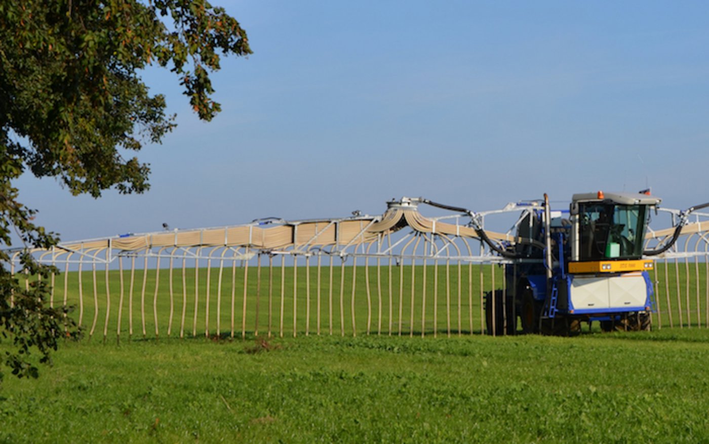 Güllewagen: Heute sind die Schleppschlauchverteiler länger. Im Bild rechts ist das Spezialgefährt Agrometer SDS 7000 zu sehen. (Bild Wikimedia)