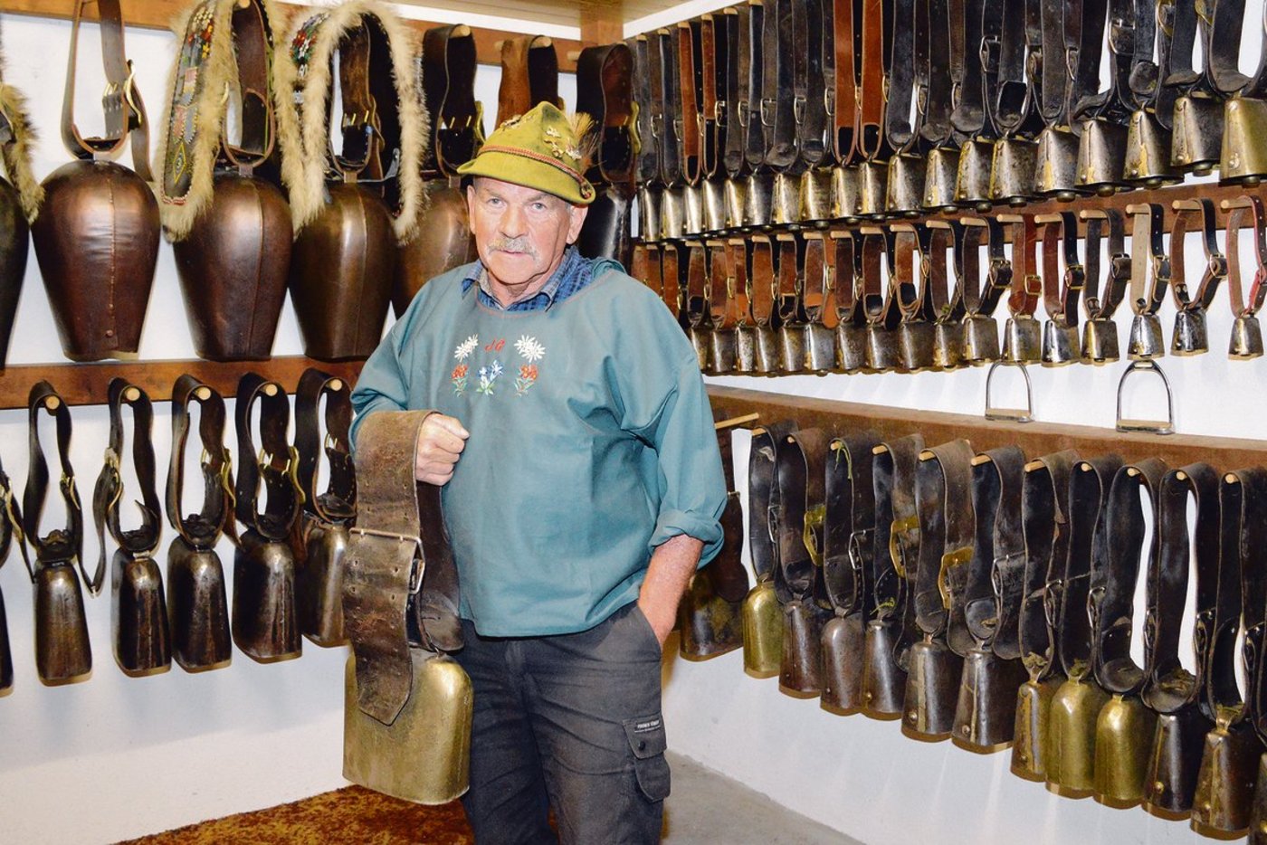 Die Treicheln-Sammlung von Josef Gwerder, «ds Antönels Sebel», umfasst rund 200 Stück. (Bild Guido Bürgler)